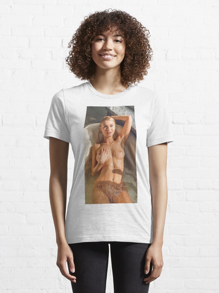 Camiseta sexy rubia desnuda en topless mujer desnuda en la bañera desnudo femenino erótico