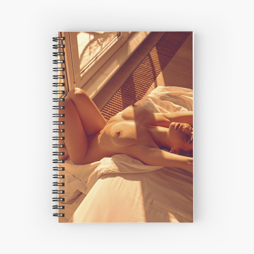 Cuaderno De Espiral Desnudo Bajo La Luz Modelo Desnudo Femenino