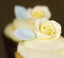 .banana & cinnamon cupcake. by Natalia Campbell