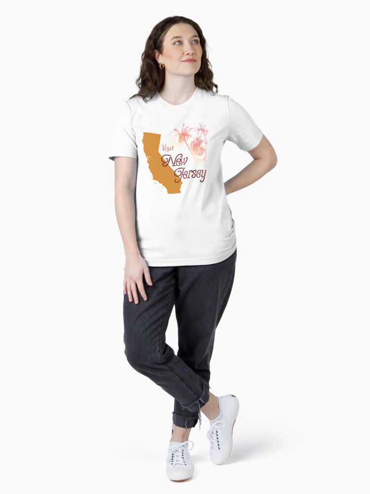 Imagen 4 de 7, Camiseta esencial con la obra Visita Nueva Jersey (Estado incorrecto) California, diseñada y vendida por Donovanolson.