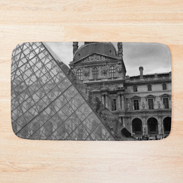 Aperçu de l'œuvre Grande Pyramide - Musée du Louvre - Cour Napoléon - Paris - Noir et blanc créée et vendue par Yannik Hay.
