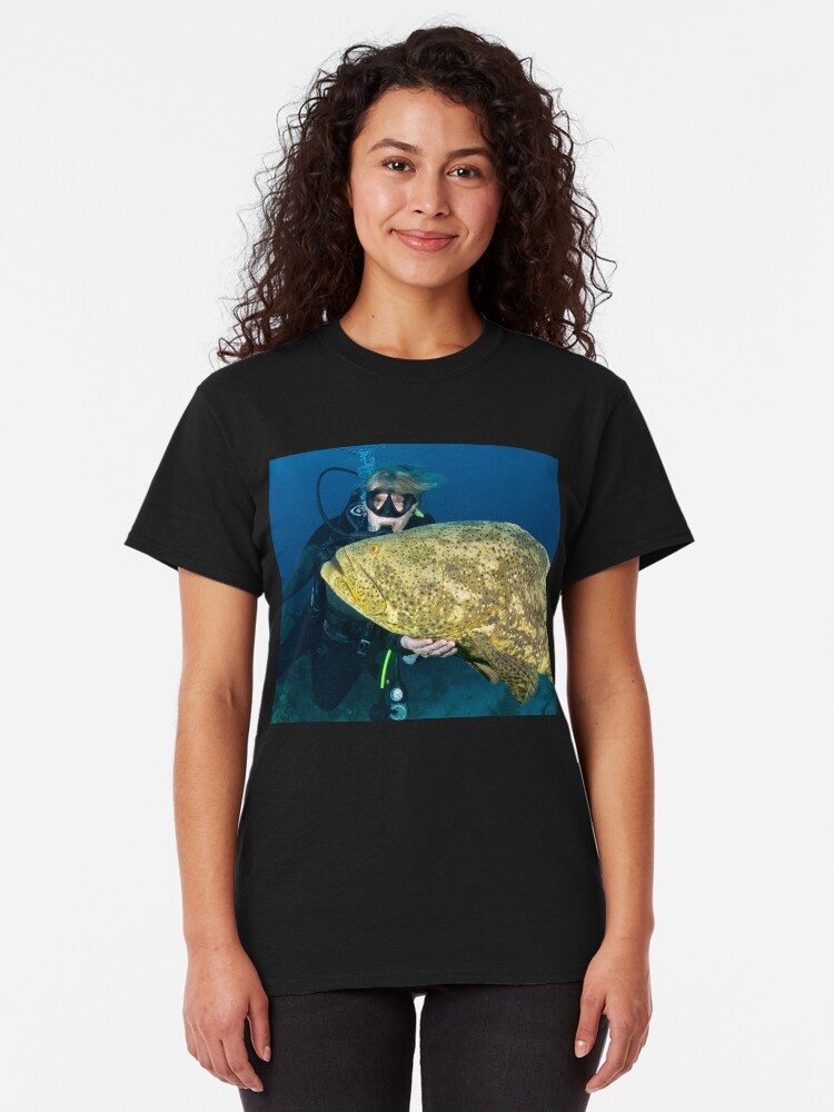 Alternate view of Chris petting a Goliath Grouper Classic T-Shirt