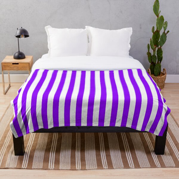 Aperçu de l'œuvre Rayures verticales violettes et blanches électriques créée et vendue par ColorPatterns.