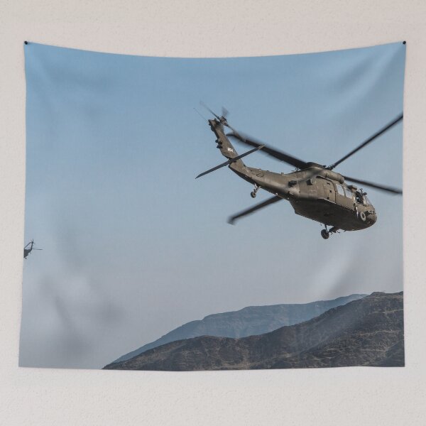 Artikelvorschau, Blackhawks über Afghanistan Bergen entworfen und verkauft von srgreen.