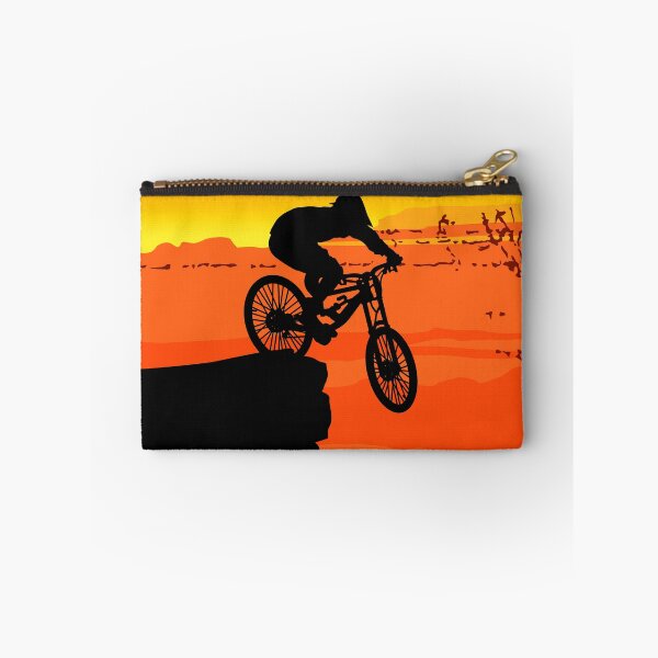 Artikelvorschau, Downhill-Mountainbiker, springt Mountainbike Rennen auf der Rennstrecke in den Bergen von einem Berg mit der untergehenden Sonne hinter den Bergen. entworfen und verkauft von Marcin Adrian.