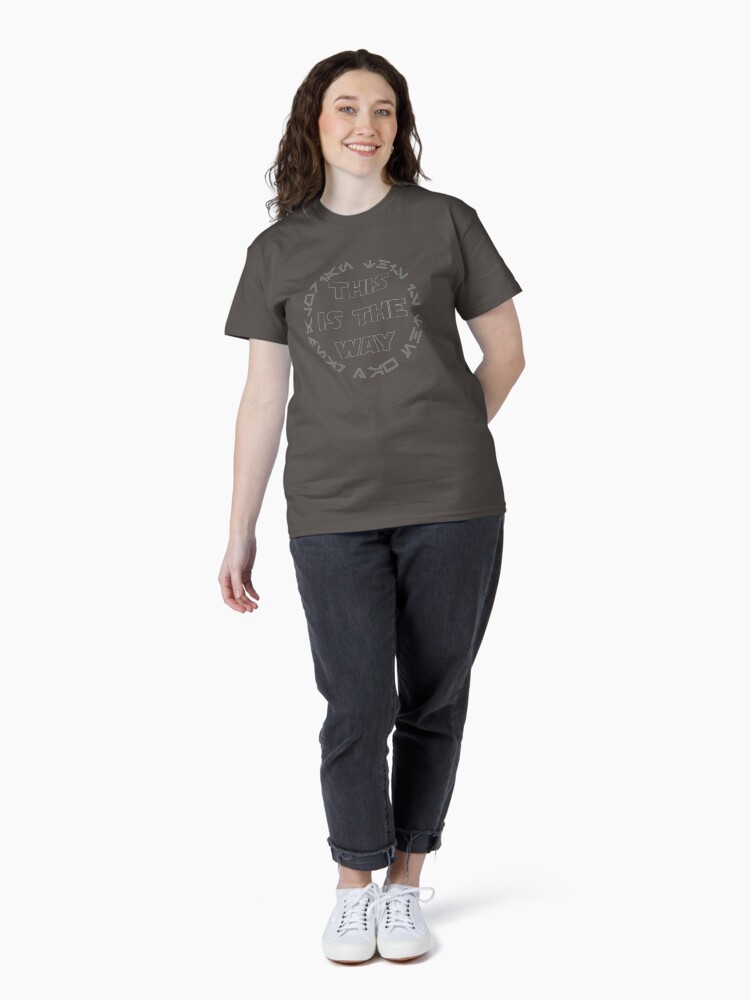 Imagen 4 de 7, Camiseta clásica con la obra Esta es la forma., diseñada y vendida por altdisney.