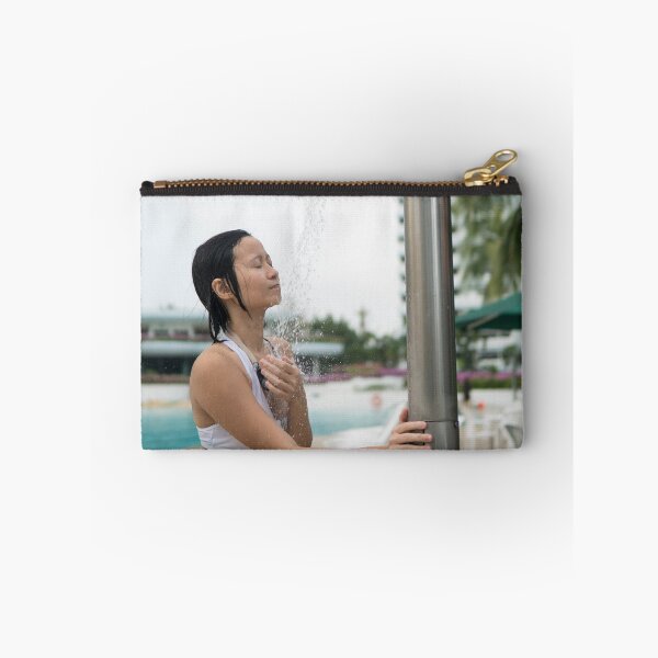 Aperçu de l'œuvre Artiste au bord de la piscine Photo créée et vendue par Vicki Lau.