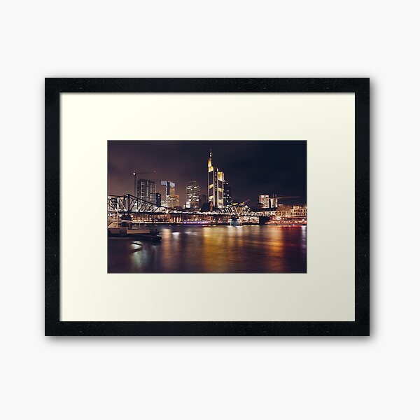 Frankfurt urbane Fotografie mit Architektur in der Stadt bei Nacht Gerahmter Kunstdruck