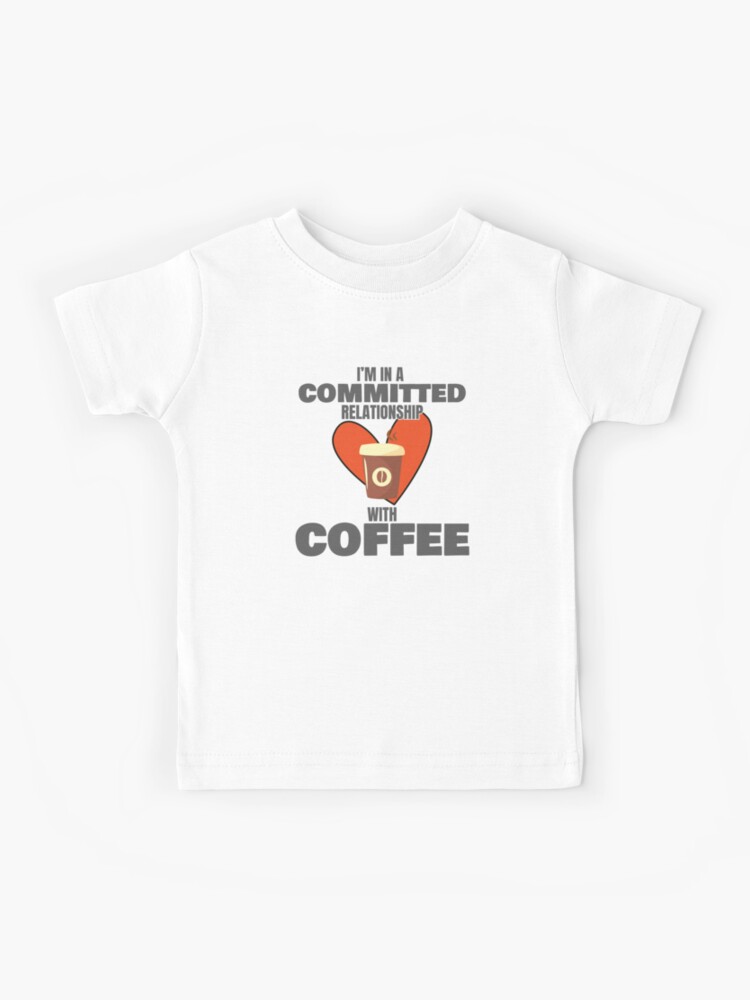 Liebe Es Kaffee In Einer Festen Beziehung Mit Kaffeegeschenk Zu Trinken Kinder T Shirt Von Tispy Redbubble