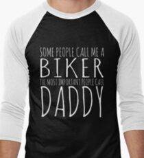 SOME PEOPLE CALL ME A BIKER THE MOST IMPORTANT PEOPLE CALL DADDY Men's Baseball ¾ T-Shirt