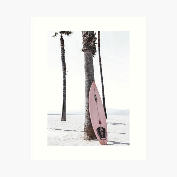 Aperçu de l'œuvre Planche de surf rose sur la plage, art minimaliste moderne créée et vendue par moderntrend.