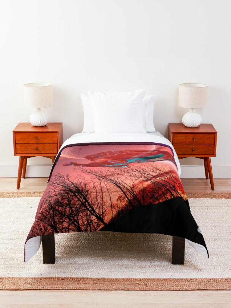 Alternate view of Star Trek, Voyager spaceship Comforter