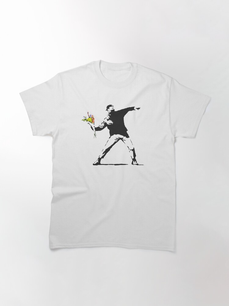 Aperçu 3 sur 7. T-shirt classique avec l'œuvre L'amour est dans l'air (lanceur de fleurs) - Banksy Graffiti créée et vendue par portokalis.