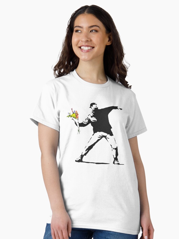 Aperçu 2 sur 7. T-shirt classique avec l'œuvre L'amour est dans l'air (lanceur de fleurs) - Banksy Graffiti créée et vendue par portokalis.