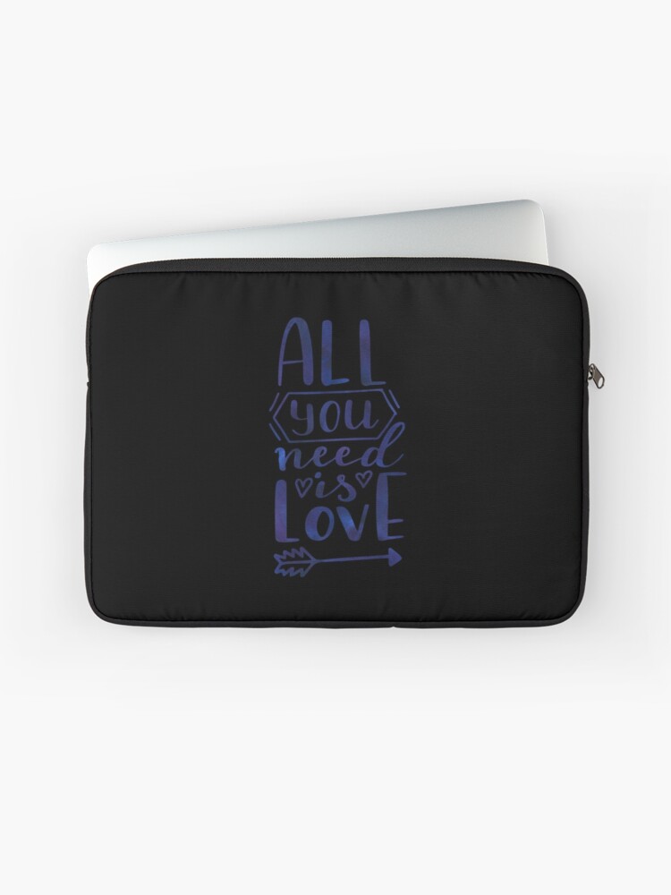 Funda para portátil «Todo lo que necesitas es amor - Azul clásico - Frases  de amor - Fondo negro» de MysticMagpie | Redbubble