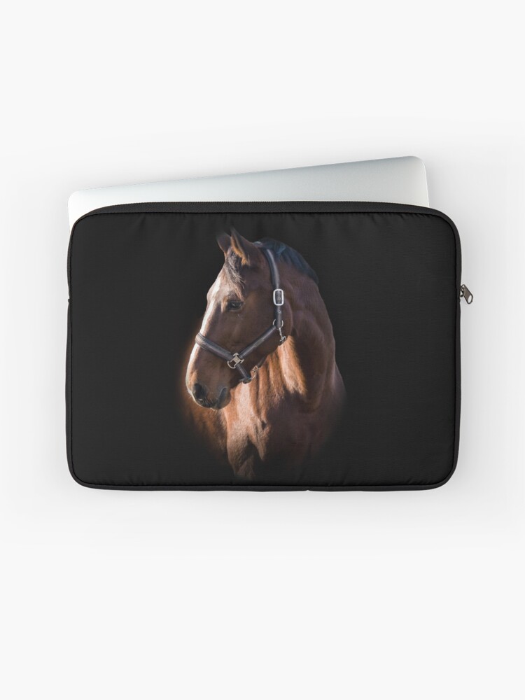 Aperçu 1 sur 2. Housse d'ordinateur avec l'œuvre La photographie de portrait de cheval brun créée et vendue par cwhatisee.