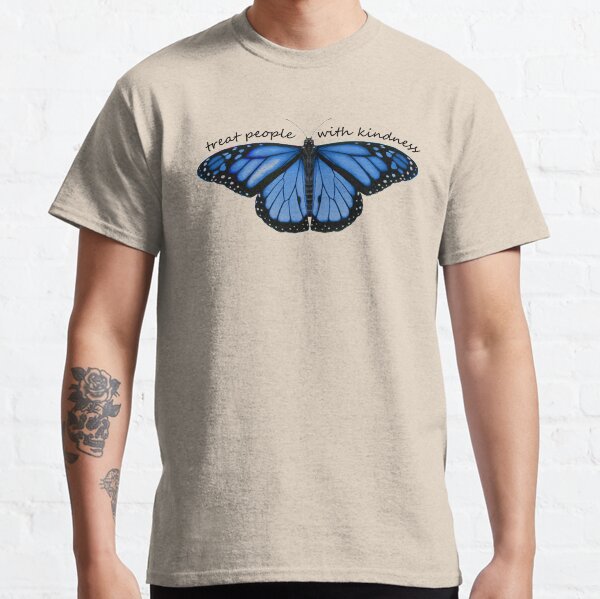 Tratar a las personas con amabilidad mariposa en azul Camiseta clásica