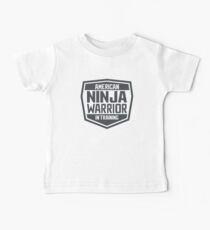 Camiseta para bebé American Ninja Warrior en entrenamiento