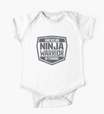 Amerikanischer Ninja-Krieger im Training Baby Body Kurzarm