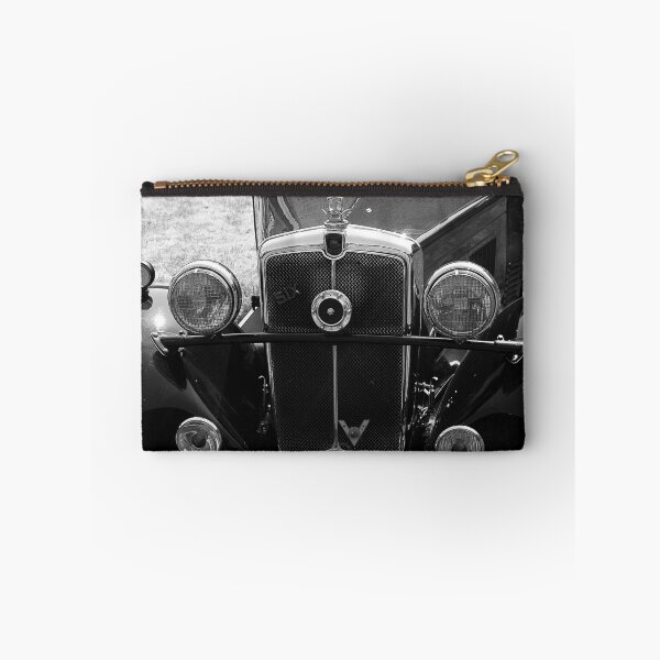 Artikelvorschau, Ein Schwarzweißbild der Front eines Morris 10/6 aus den 1930er Jahren, ausgestellt auf einer Automobilausstellung entworfen und verkauft von Graham Cornall.