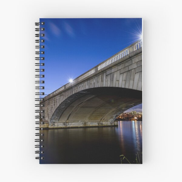 Artikelvorschau, Arlington Memorial Bridge in der Nacht entworfen und verkauft von Cameron Whitman.