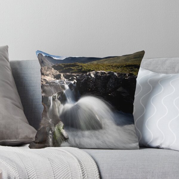 Aperçu de l'œuvre River Brittle and the Black Cuillins créée et vendue par Roddy Atkinson.