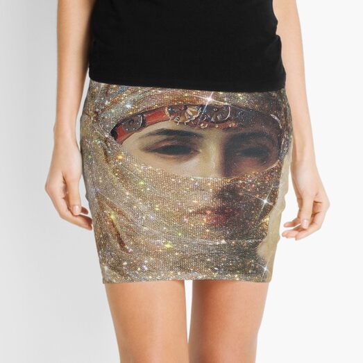 Gold metallic pencil skirt with minimal accessories