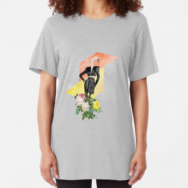 Femme-cygne avec roses et formes géométriques - crédit fleurs : vecteezy.com T-shirt ajusté