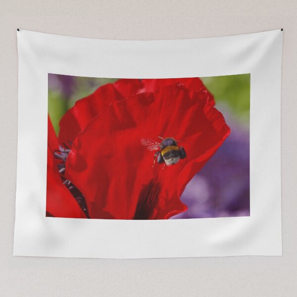 Artikelvorschau, Bee Flying to Poppy entworfen und verkauft von AnnDixon.