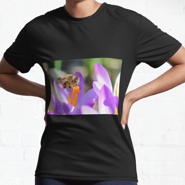 Abeille volant sur la pollinisation du parterre de fleurs Crocus au printemps T-shirt respirant