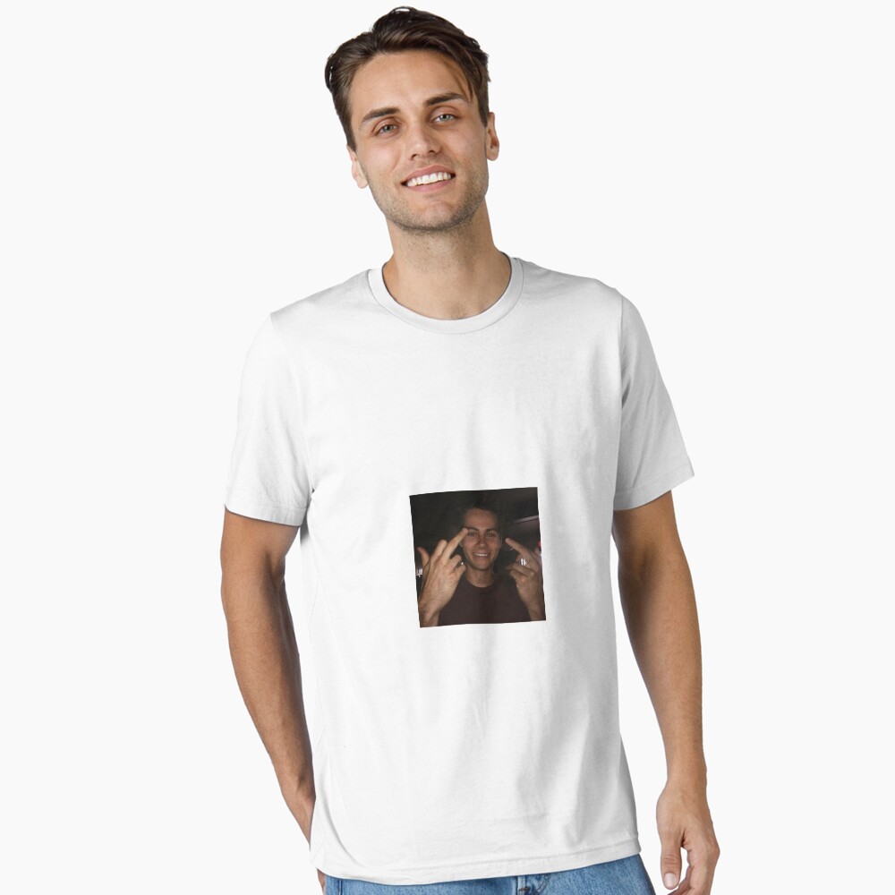 Artikel-Vorschau von Essential T-Shirt, designt und verkauft von mgnos.