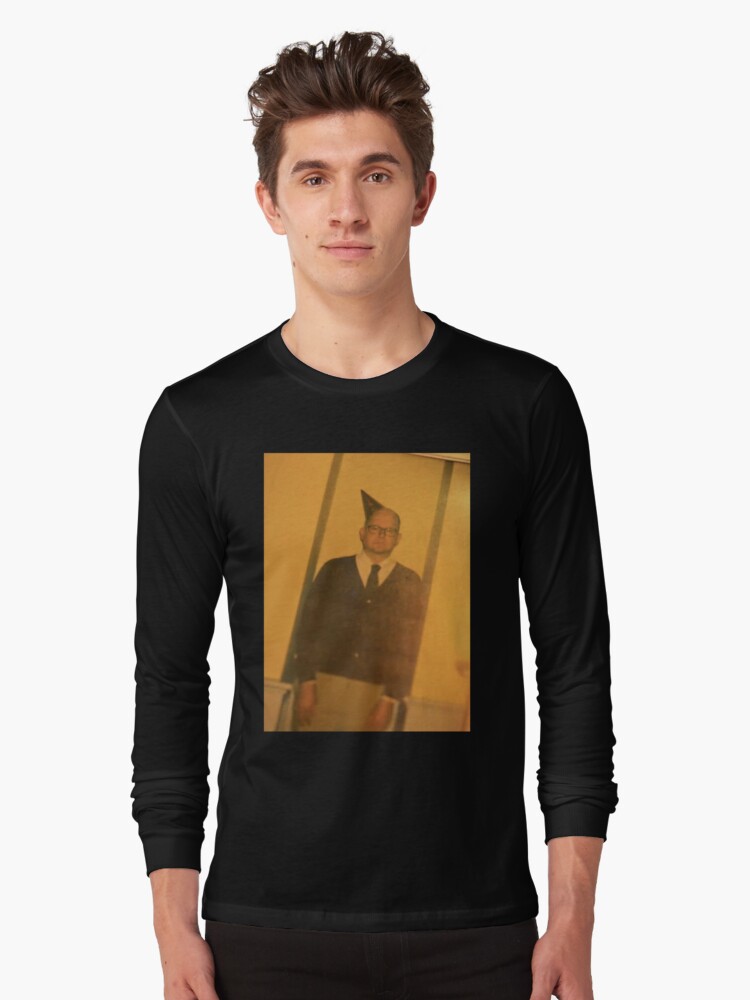 Aperçu 1 sur 5. T-shirt manches longues avec l'œuvre Joyeux anniversaire Colin Robinson II créée et vendue par wickedjawn.
