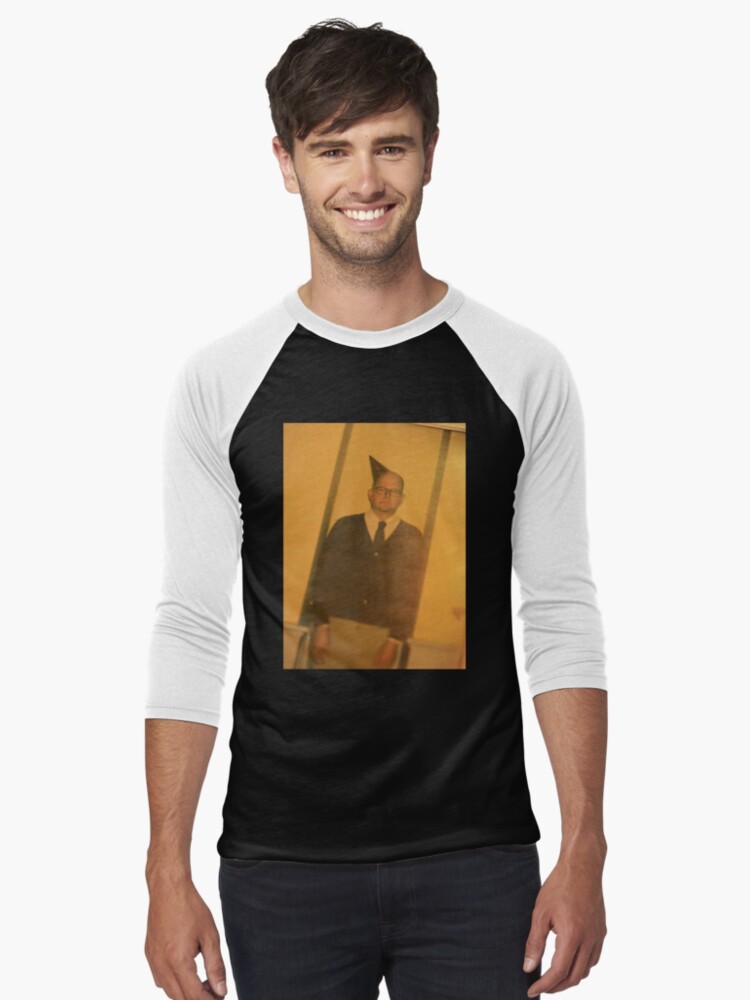 Aperçu 1 sur 3. T-shirt baseball manches ¾ avec l'œuvre Joyeux anniversaire Colin Robinson II créée et vendue par wickedjawn.