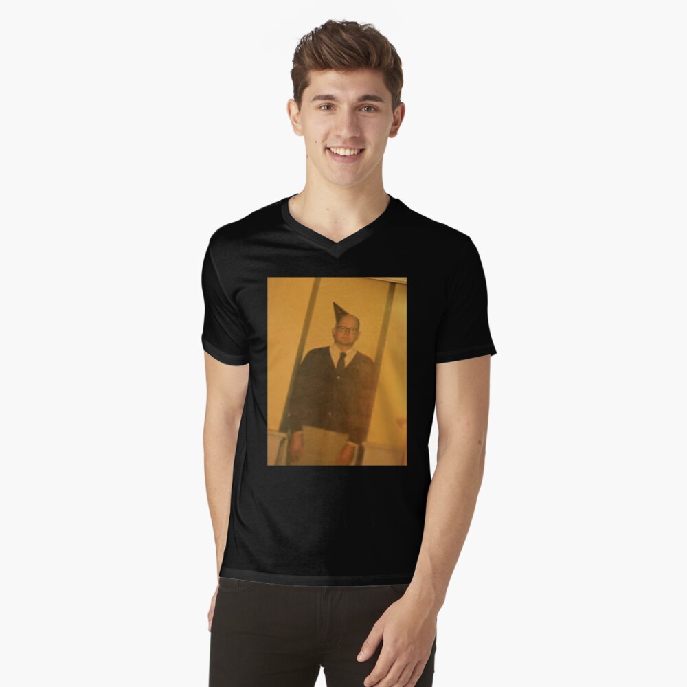 Aperçu de l'œuvre T-shirt col V créée et vendue par wickedjawn.