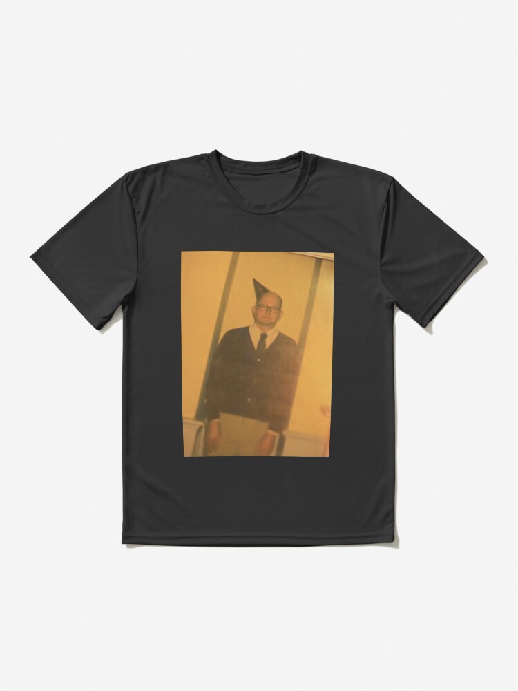 Aperçu 2 sur 7. T-shirt respirant avec l'œuvre Joyeux anniversaire Colin Robinson II créée et vendue par wickedjawn.