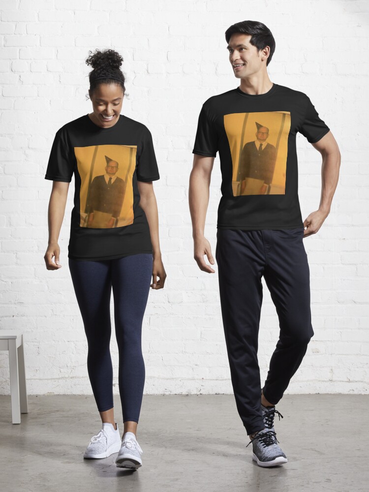Aperçu 1 sur 7. T-shirt respirant avec l'œuvre Joyeux anniversaire Colin Robinson II créée et vendue par wickedjawn.
