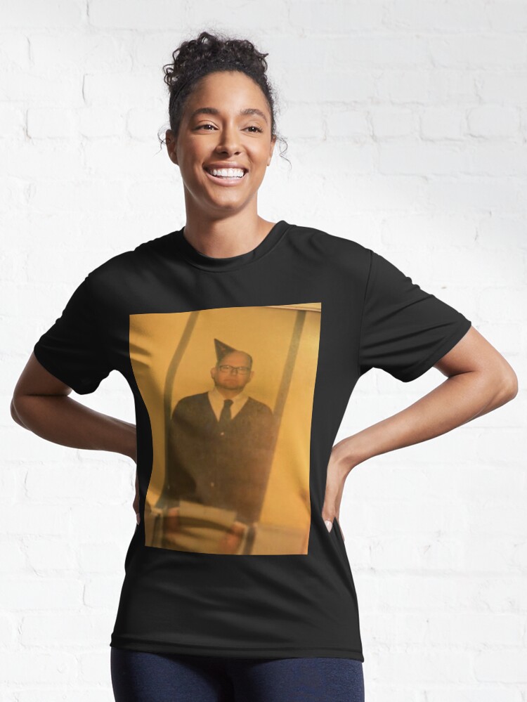 Aperçu 6 sur 7. T-shirt respirant avec l'œuvre Joyeux anniversaire Colin Robinson II créée et vendue par wickedjawn.