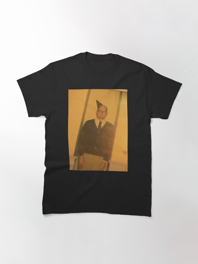 Aperçu 3 sur 7. T-shirt classique avec l'œuvre Joyeux anniversaire Colin Robinson II créée et vendue par wickedjawn.