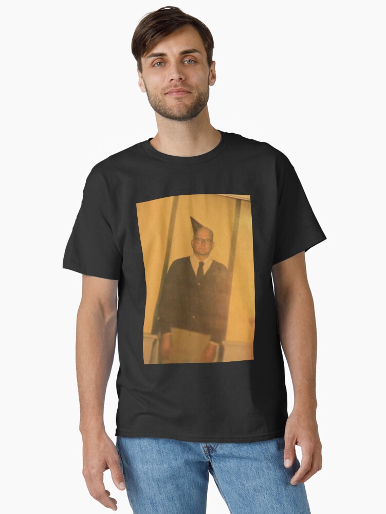 Aperçu 1 sur 7. T-shirt classique avec l'œuvre Joyeux anniversaire Colin Robinson II créée et vendue par wickedjawn.