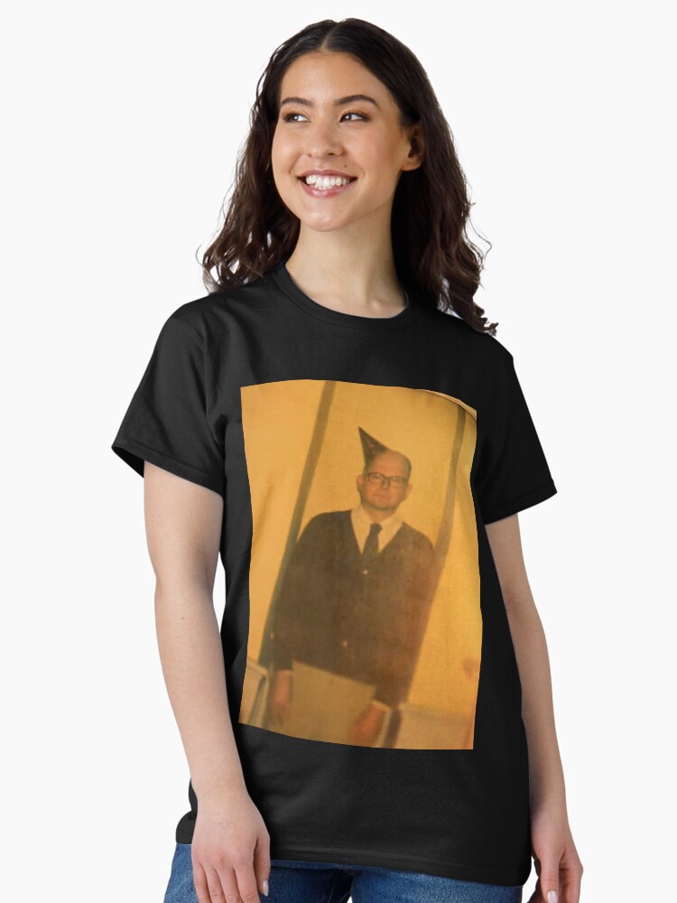 Aperçu 2 sur 7. T-shirt classique avec l'œuvre Joyeux anniversaire Colin Robinson II créée et vendue par wickedjawn.