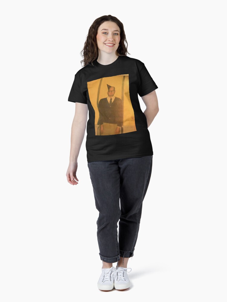 Aperçu 4 sur 7. T-shirt classique avec l'œuvre Joyeux anniversaire Colin Robinson II créée et vendue par wickedjawn.