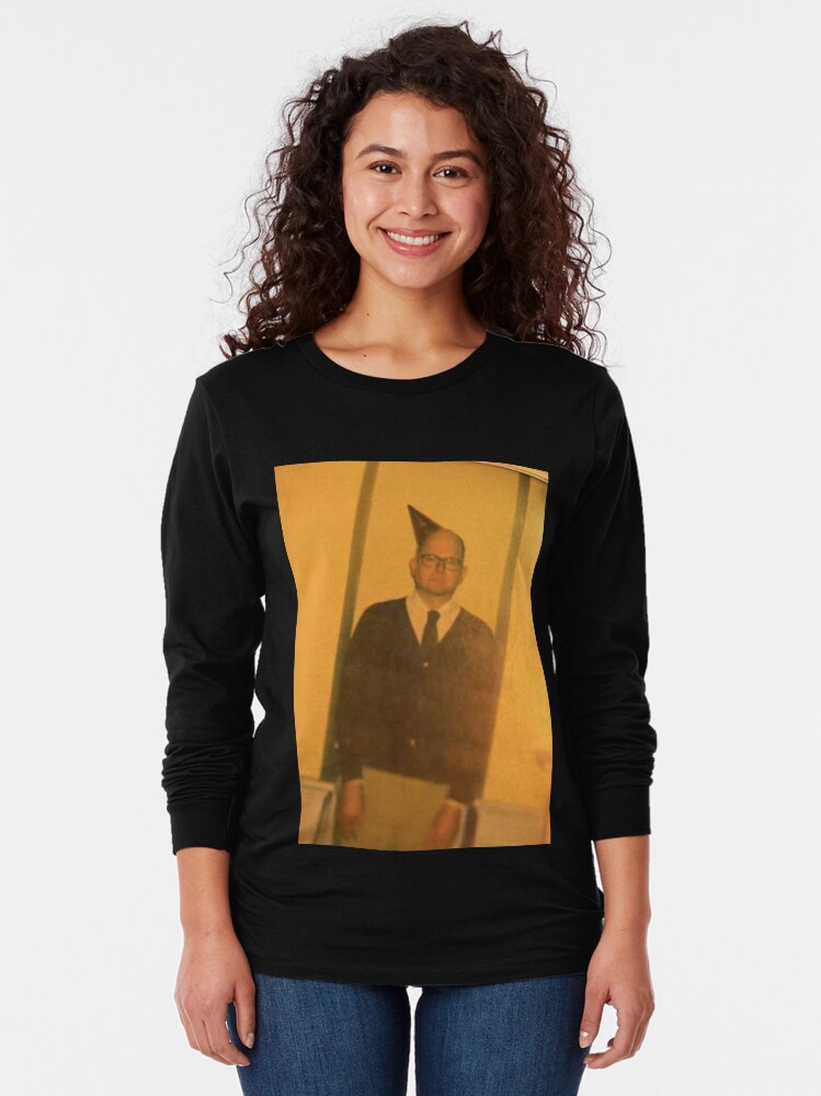 Aperçu 2 sur 5. T-shirt manches longues avec l'œuvre Joyeux anniversaire Colin Robinson II créée et vendue par wickedjawn.