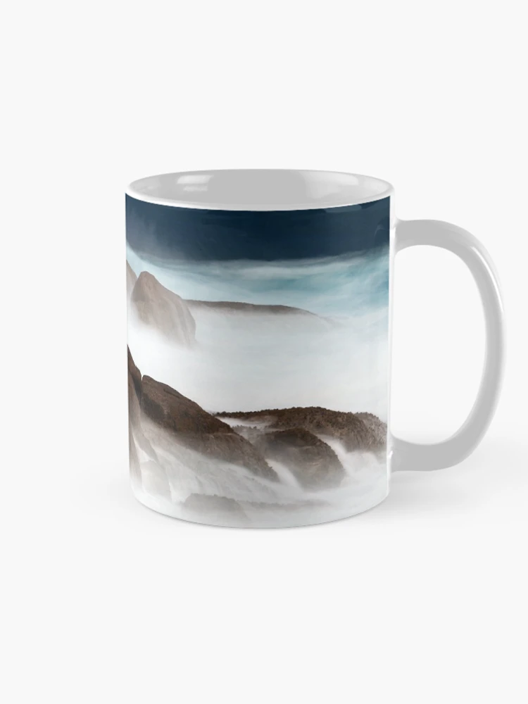 Aperçu 3 sur 6. Mug à café avec l'œuvre Roches Rouges ... créée et vendue par Angelika Vogel.