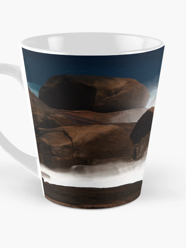 Aperçu 3 sur 4. Mug à café avec l'œuvre Roches Rouges ... créée et vendue par Angelika Vogel.