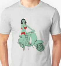 Camiseta unisex ¡La loca verde con bikini rojo monta una vespa vintage Vespa!