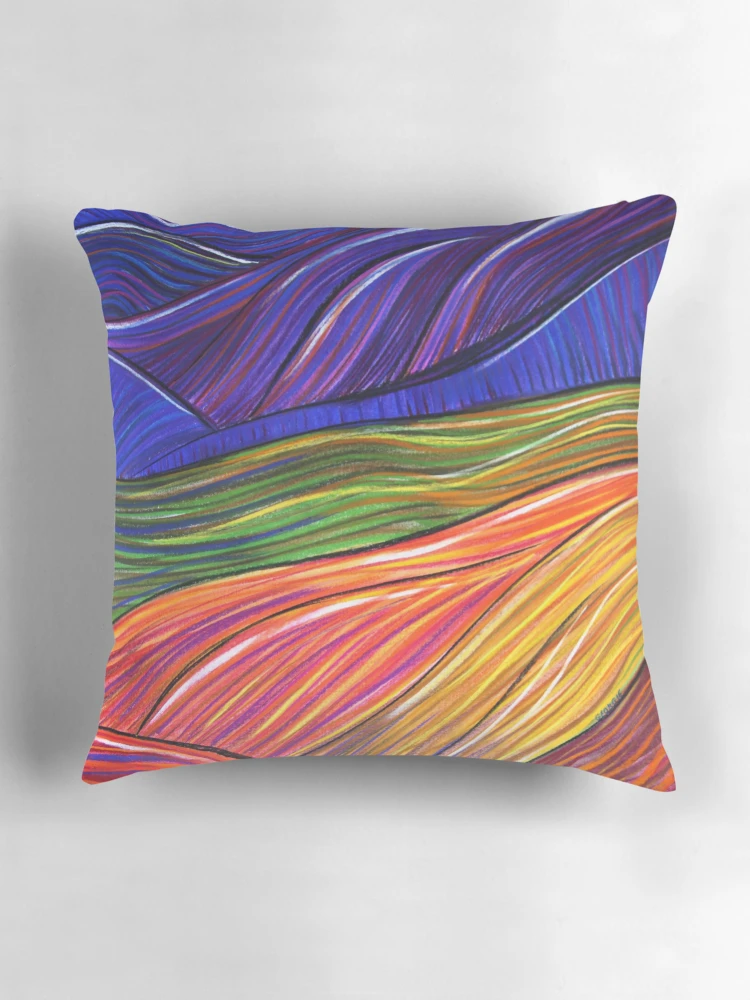 Aperçu 3 sur 4. Coussin avec l'œuvre Flinders Ranges - Ridgetops créée et vendue par Georgie Sharp.