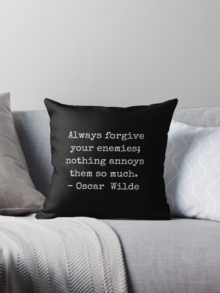 Coussin Citation D Oscar Wilde Police De Machine A Ecrire Blanche Sur Fond Noir Par Ideasforartists Redbubble