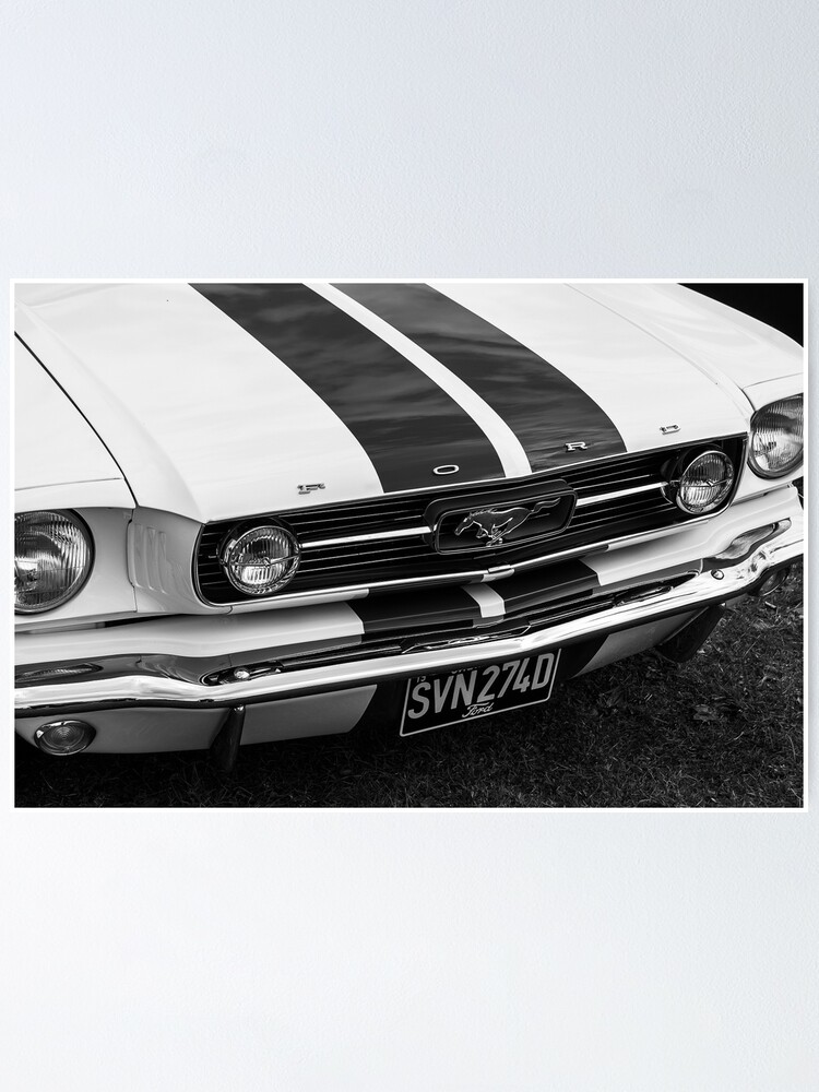 Image en noir et blanc de la calandre avant de la voiture avec des