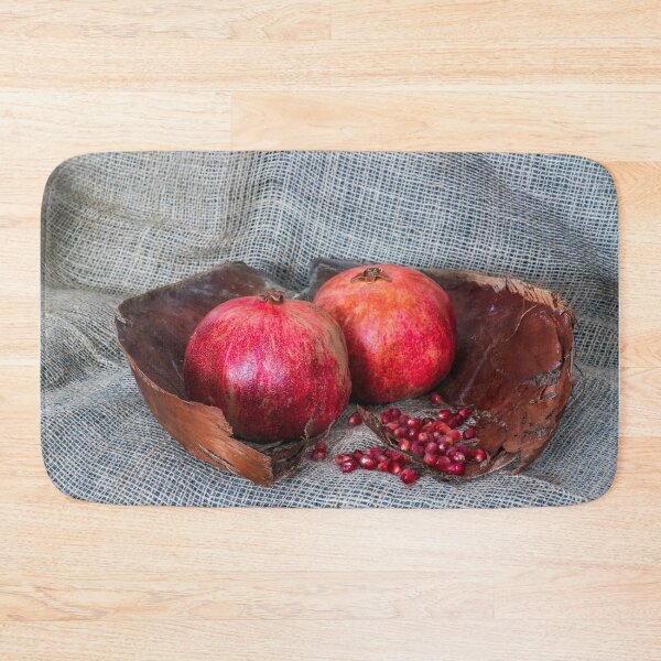 Artikelvorschau, Still life of pomegranate fruits and seeds in a wooden basket on burlap close-up entworfen und verkauft von EG Creativity Art.