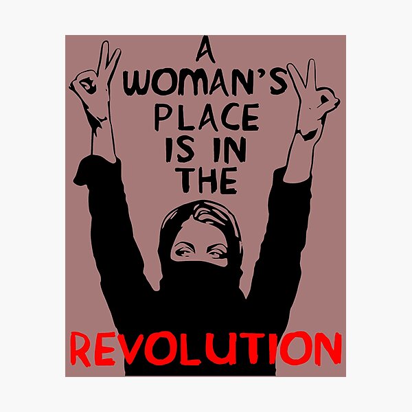 Vista previa del artículo con la obra «El lugar de una mujer está en la revolución: feminista, resistencia, protesta, socialista», diseñado y vendido por SpaceDogLaika.
